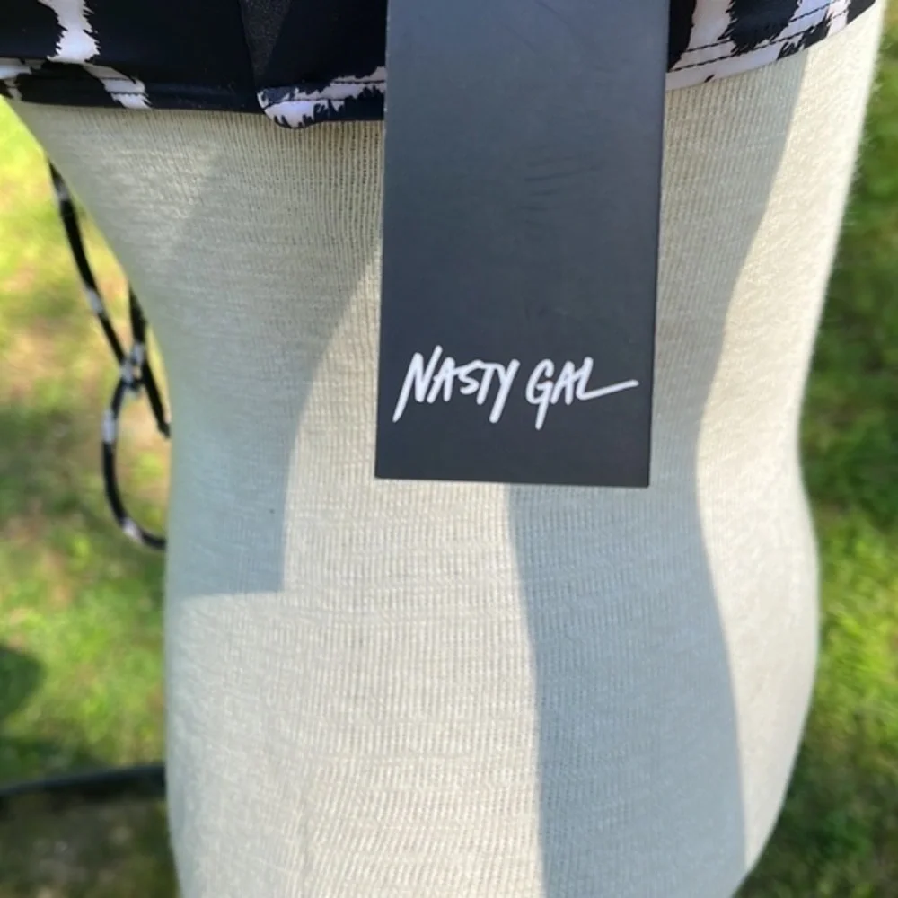 Nasty Gal beach party giraffe multi-way bikini top black/white size 6